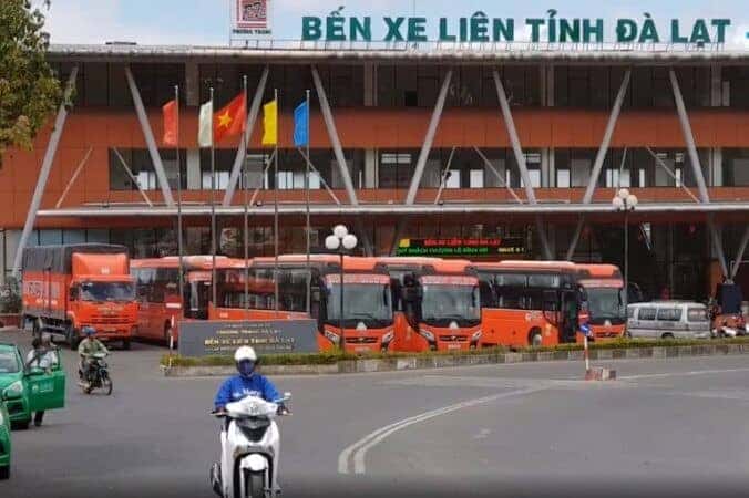 Toàn cảnh mặt tiền bến xe liên tỉnh Đà Lạt, nơi đón hàng ngàn lượt khách mỗi ngày
