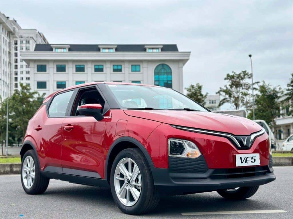 VinFast VF5 di chuyển trên đường phố, minh họa chi phí vận hành tiết kiệm
