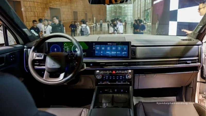 Vô lăng và màn hình kép hiện đại của Santa Fe 2025