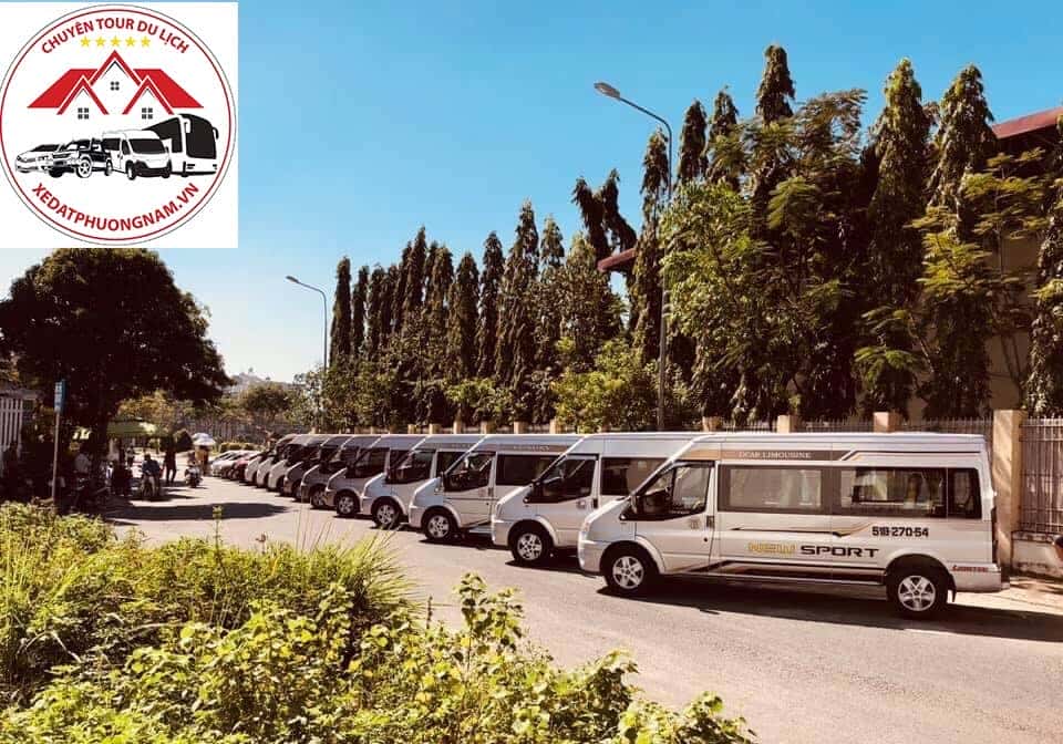 Xe 16 chỗ màu bạc đang chạy trên đường cao tốc