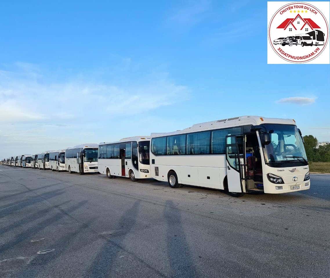 Xe 29 chỗ màu trắng đỗ trên đường