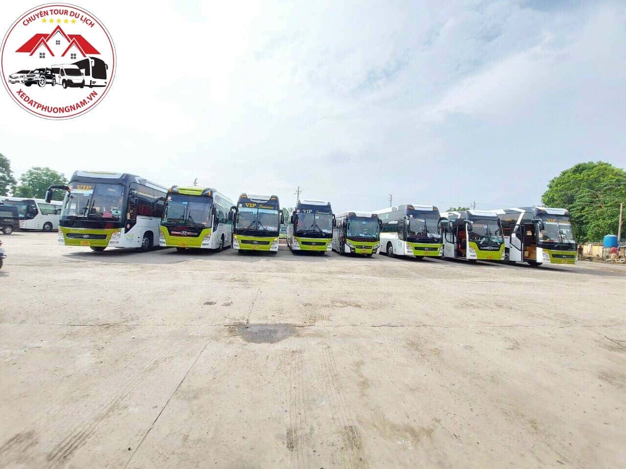 Xe 45 chỗ màu trắng đang đỗ tại bãi xe