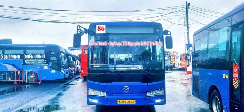 Xe buýt hoạt động vào buổi tối