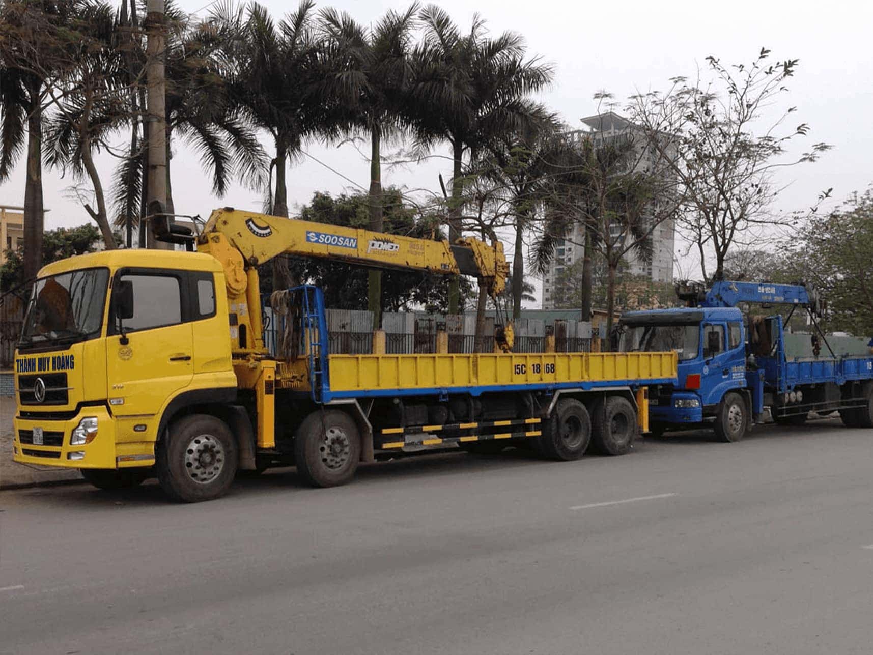 Xe cẩu chuyên dụng đang hoạt động tại công trường