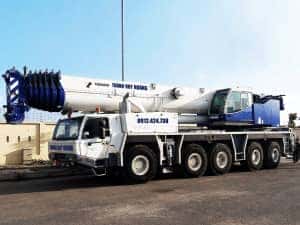 Xe cẩu tự hành đang nâng vật liệu xây dựng