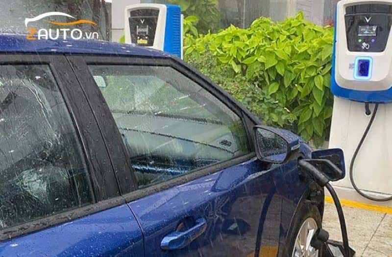 Xe điện VinFast VF5 đang được sạc pin tại trạm sạc