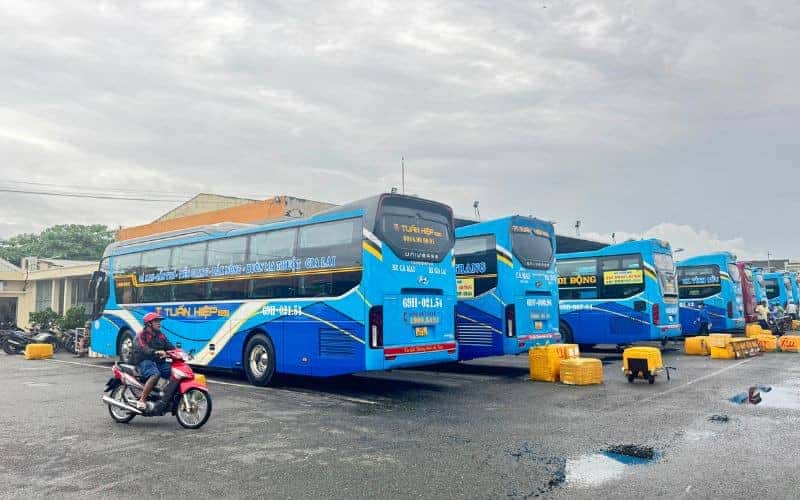 Xe đời mới của nhà xe Tuấn Hiệp cũng nhận vận chuyển hàng hóa