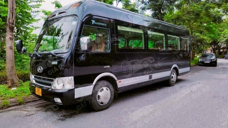 Xe du lịch 24 chỗ hiện đại với khoang lái rộng rãi