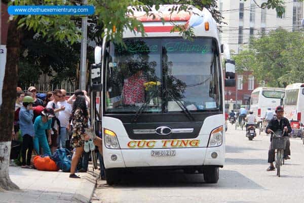 Xe khách đang đón trả khách tại bến xe phía Nam Huế
