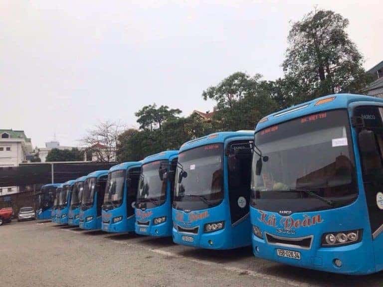 Xe khách Kết Đoàn nổi bật với màu chủ đạo là màu xanh dương.