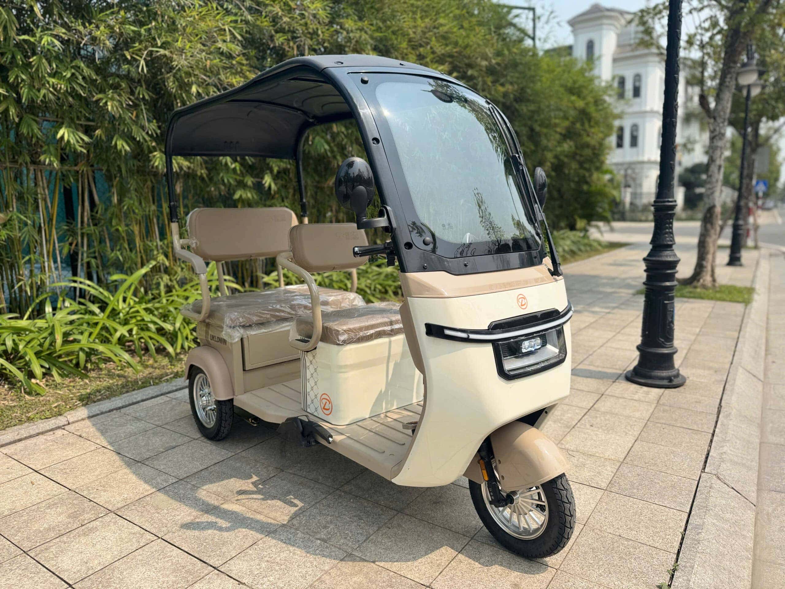 Xe máy 3 bánh có mái che phù hợp nhiều mục đích sử dụng