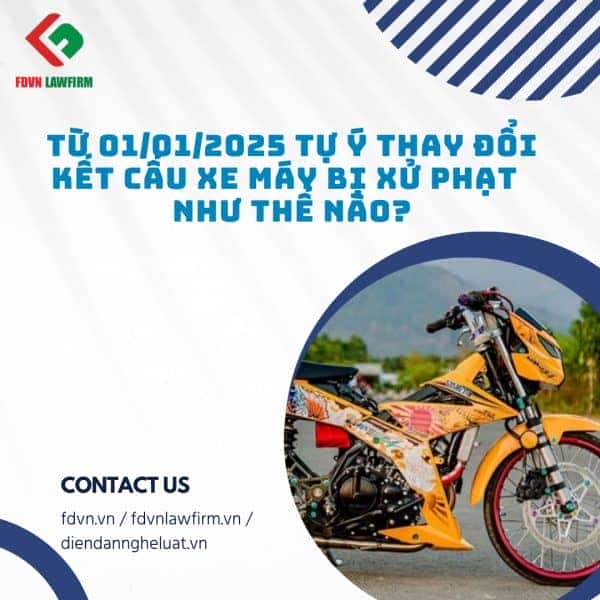 Xe máy đang bị kiểm tra, một người mặc đồng phục cảnh sát giao thông đang làm việc với người điều khiển xe máy
