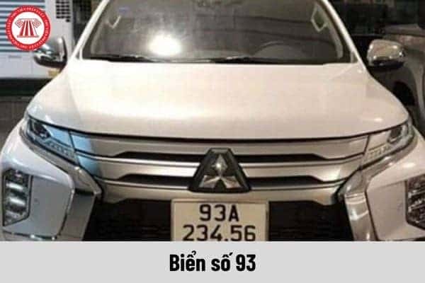 Xe ô tô với biển số 93, đại diện cho tỉnh Bình Phước, di chuyển trên đường