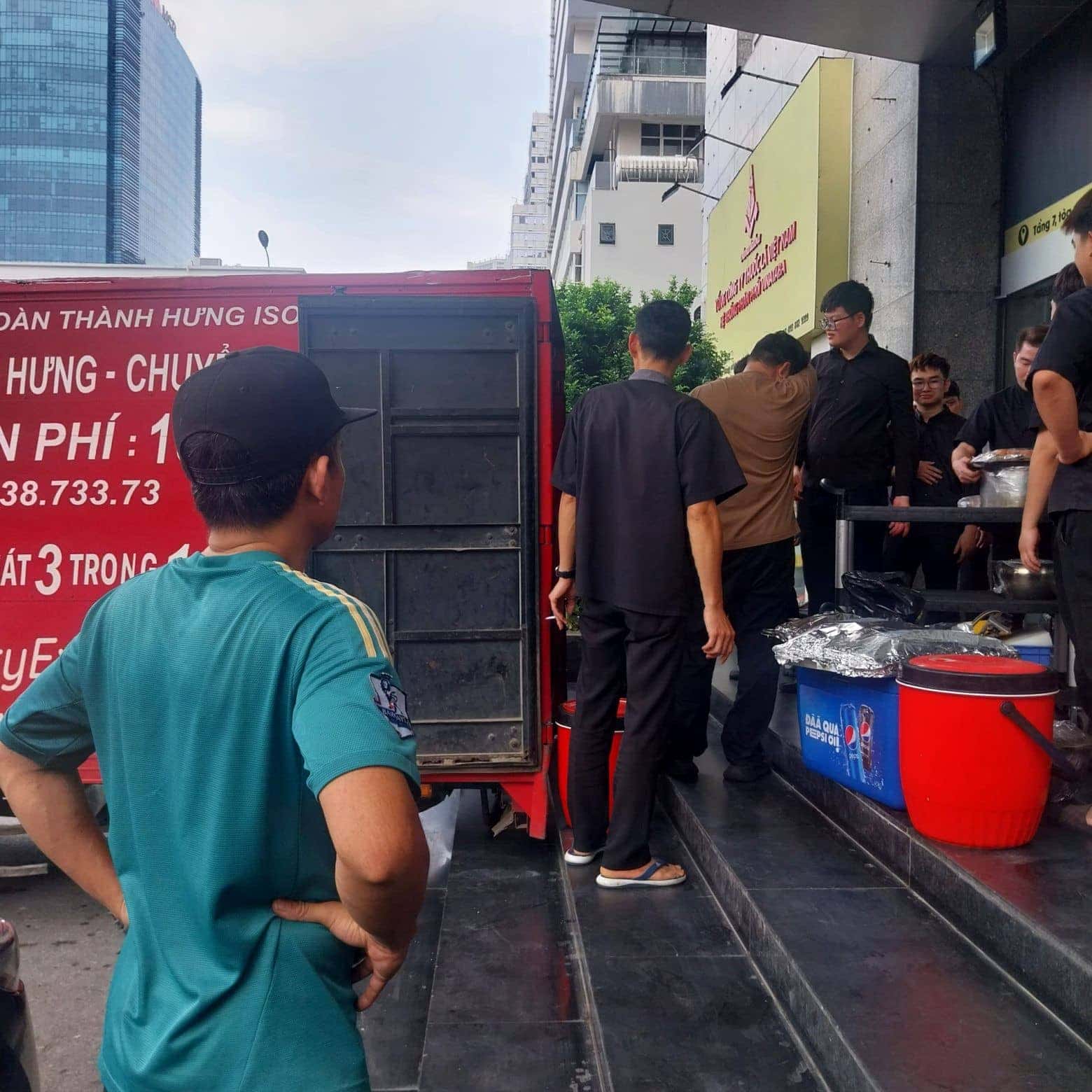 Xe tải chuyên nghiệp đang vận chuyển hàng hóa bằng xe tải, đảm bảo an toàn và đúng hẹn.