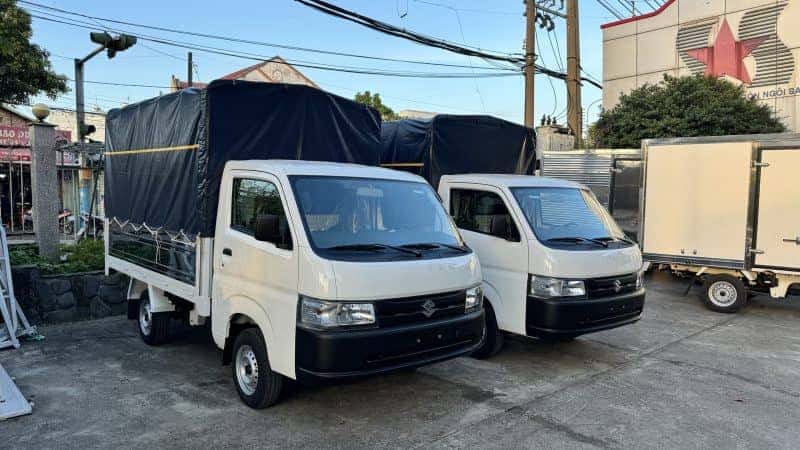 Xe tải nhỏ màu trắng đậu trên đường