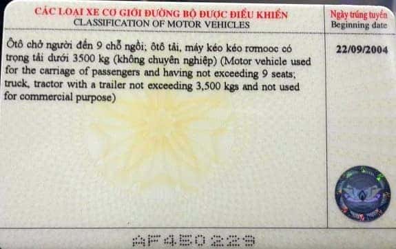 Bằng lái xe mới trên tay người cầm