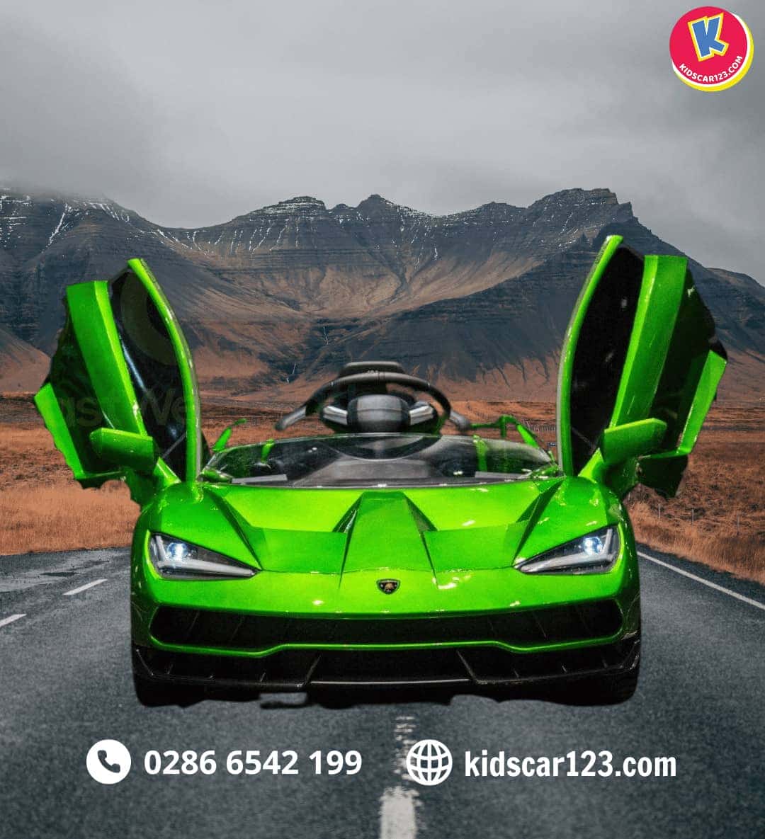 Bé trai ngồi trên xe điện cho em bé Lamborghini màu trắng