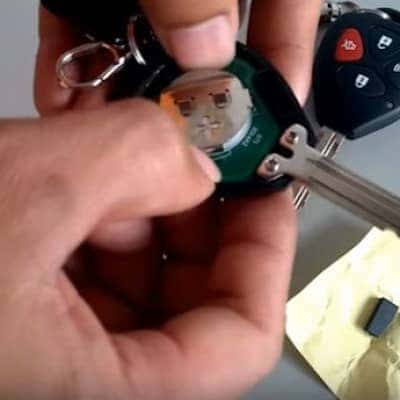 Bộ phận pin và vỏ chìa khóa xe ô tô, thường cần được sửa khóa xe ô tô khi gặp sự cố.