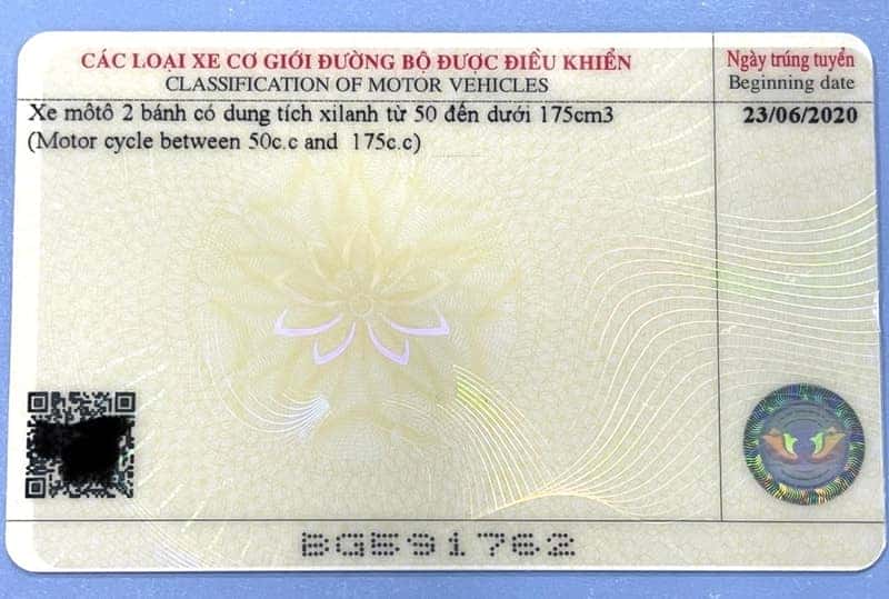 Cận cảnh mặt sau bằng lái xe với dãy số phôi