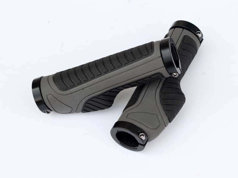 Cận cảnh tay nắm xe đạp địa hình chất liệu cao su bền bỉ