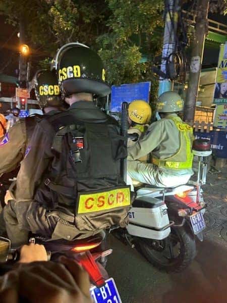 Cảnh sát giao thông kiểm tra giấy tờ xe máy