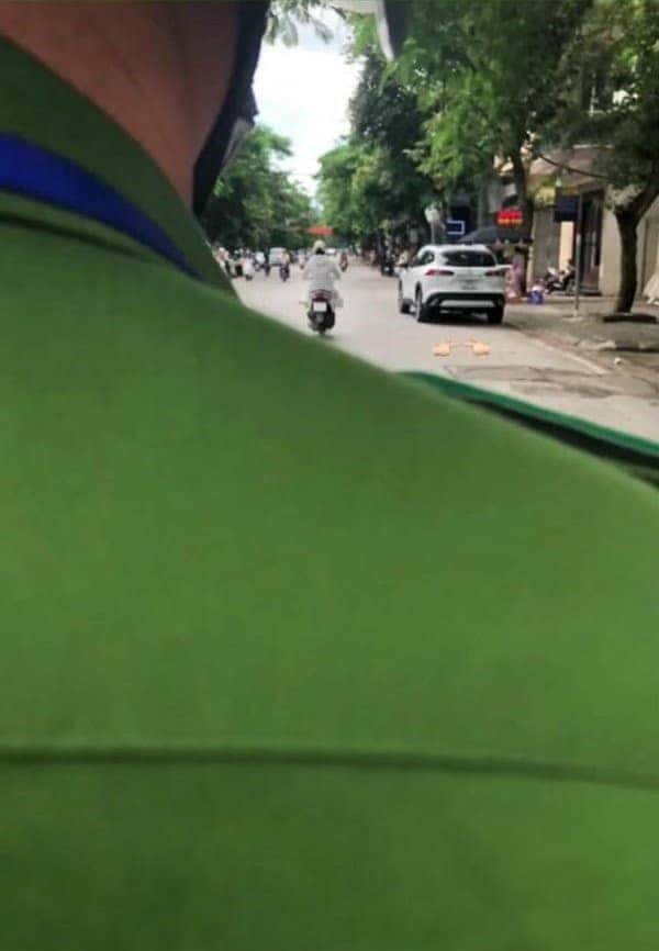 Cảnh sát giao thông xử lý vi phạm trên đường