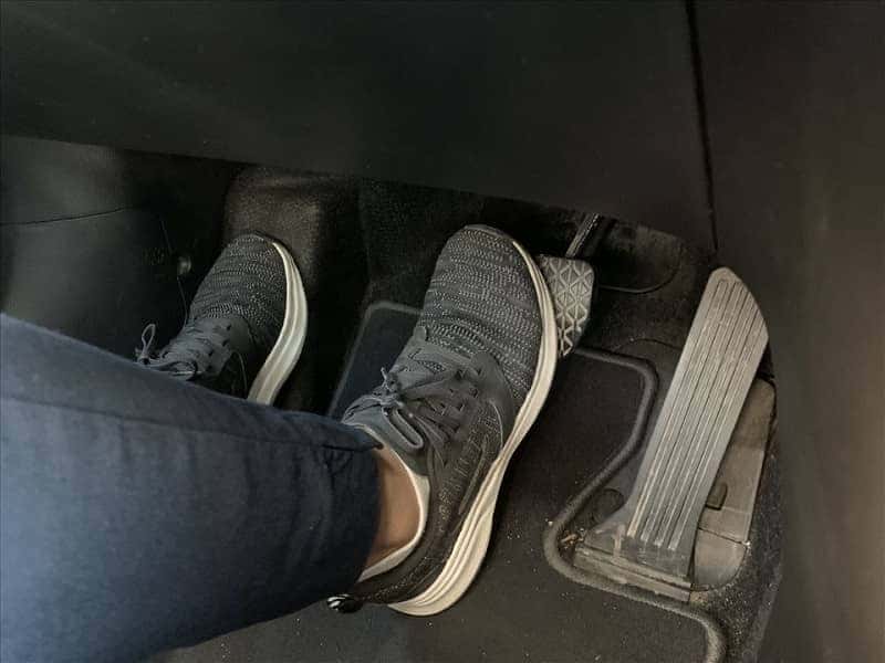 Chân ga và phanh khi lái xe