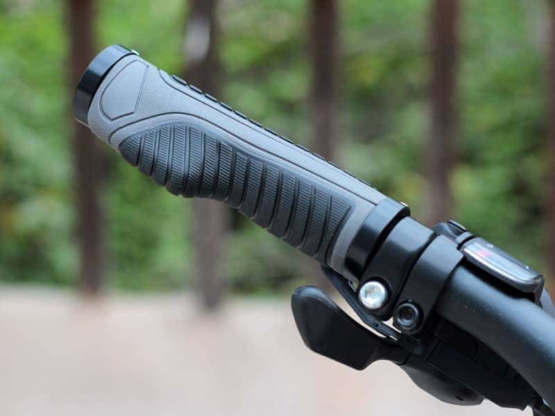 Chi tiết tay nắm xe đạp địa hình màu đen với ốc lục giác cố định chắc chắn trên ghi đông