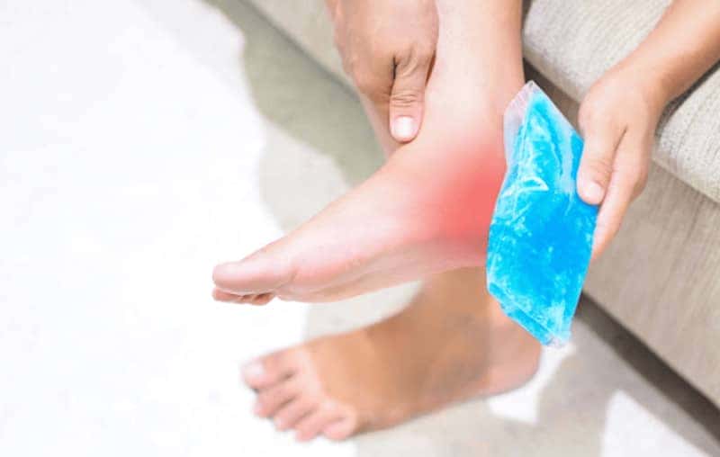 Chườm đá lạnh làm giảm sưng tấy và đau nhức vết bầm