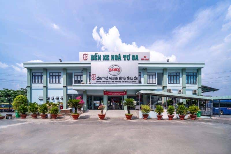 Cổng vào bến xe Ngã Tư Ga tấp nập xe khách