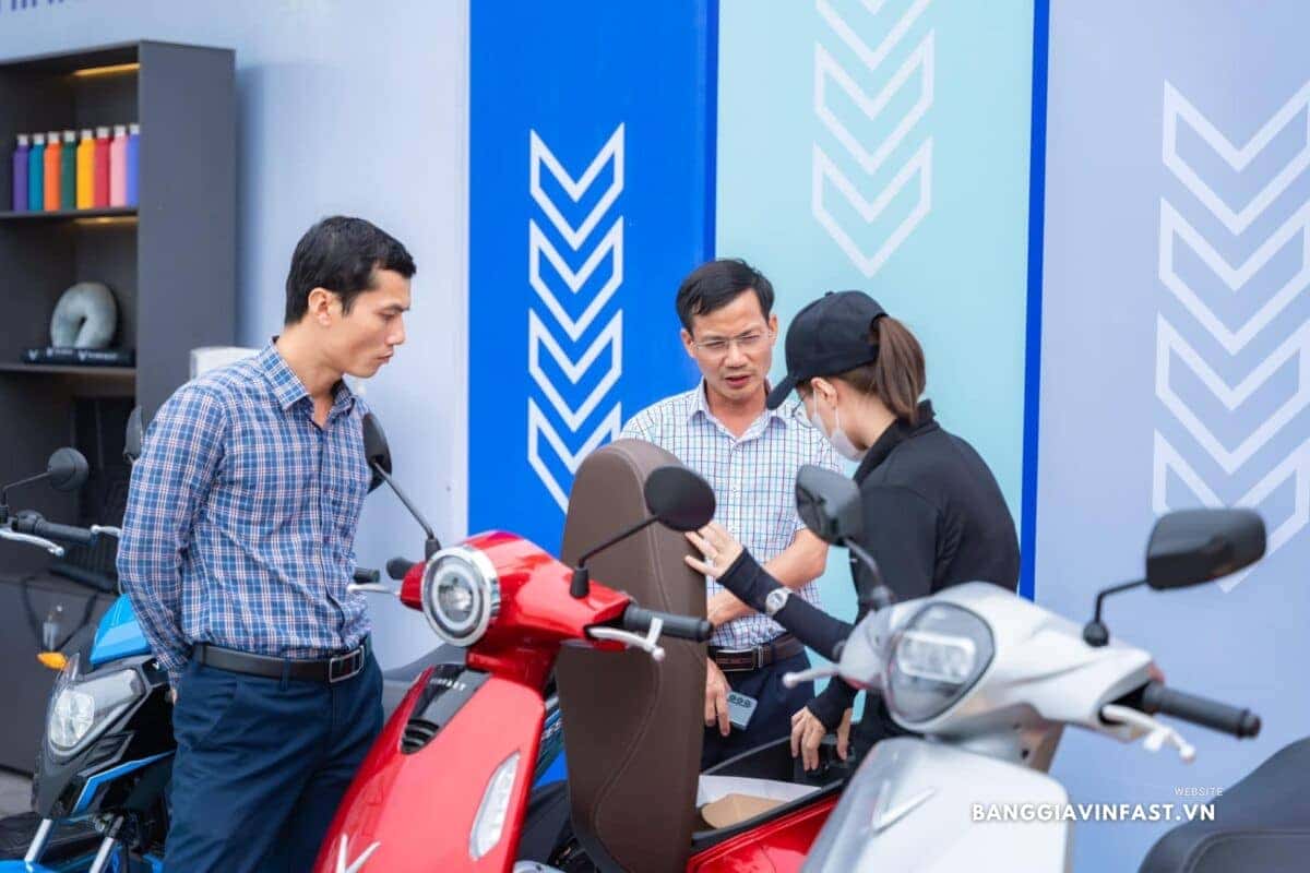 Dòng xe máy điện VinFast hiện đại đang di chuyển trên đường phố
