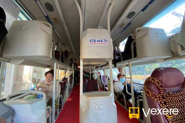 Ghế nằm tiện nghi bên trong xe Hùng Cường, phục vụ nhu cầu đi lại từ Châu Đốc về Sài Gòn