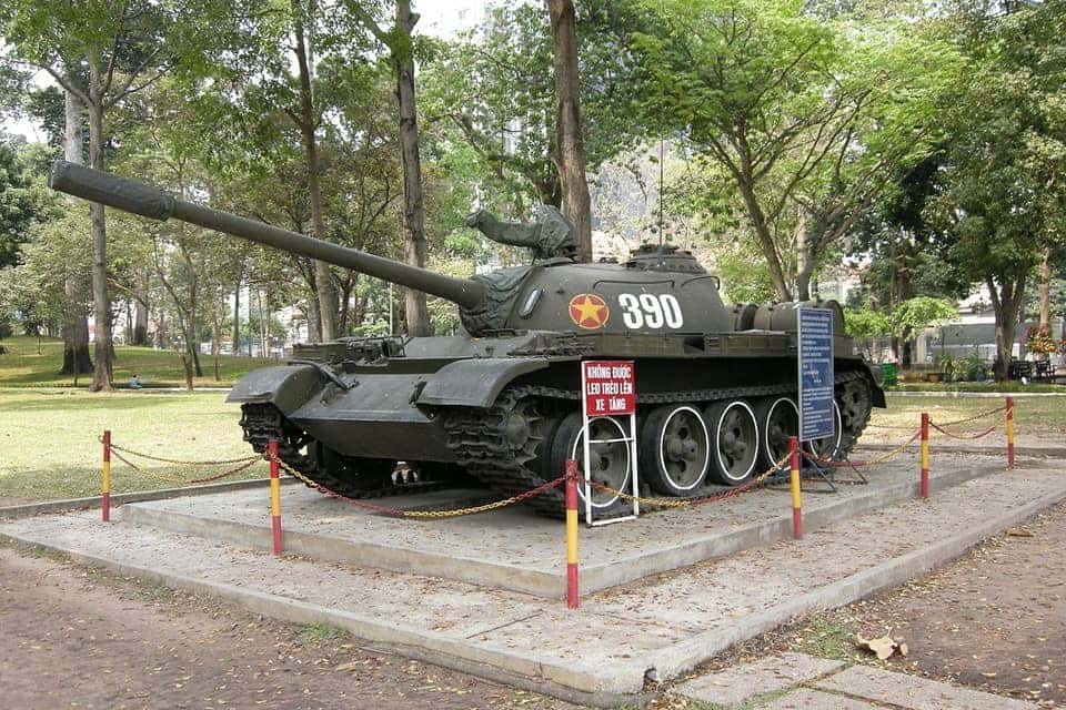 Hình ảnh lịch sử xe tăng T-59 mang số hiệu "390" tiến vào Dinh Độc Lập ngày 30/4/1975