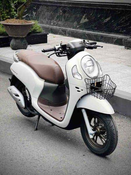 Hình ảnh xe Honda Scoopy 110cc cũ màu trắng đen đang đậu