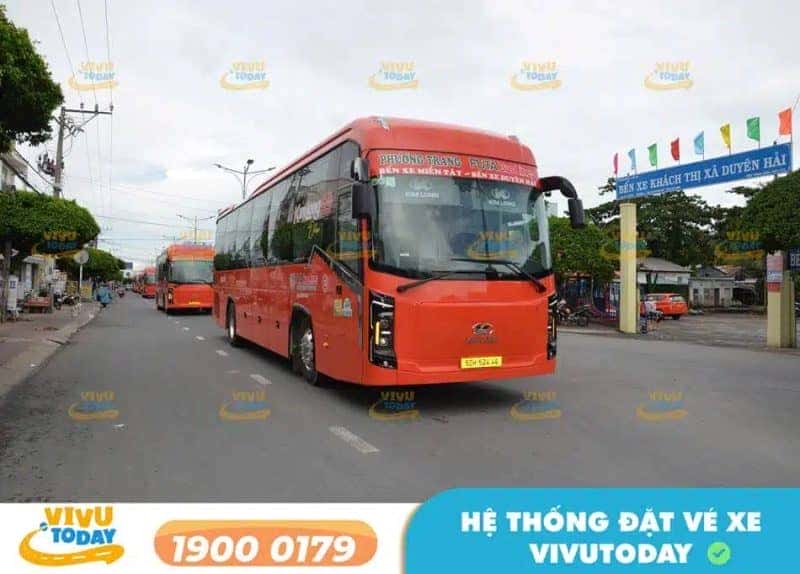 Hình ảnh xe khách Phương Trang chất lượng cao trên tuyến Trà Vinh đi Sài Gòn, thể hiện tiện nghi và sự an toàn