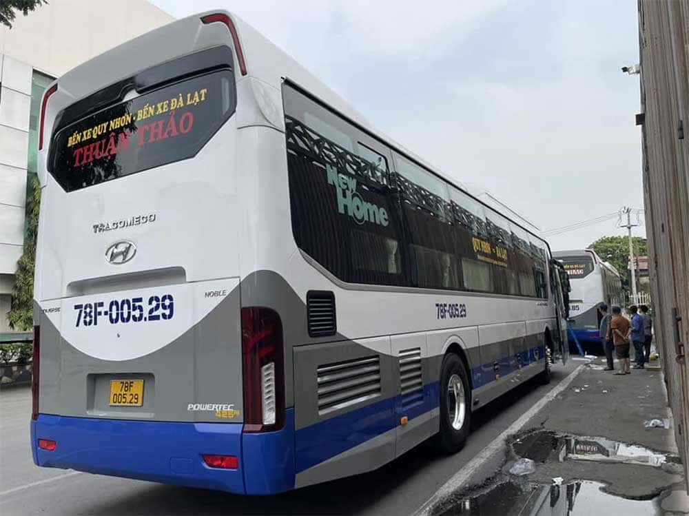 Hình ảnh xe khách Thuận Thảo đón trả khách tại các điểm trung chuyển thuận lợi khi đặt vé