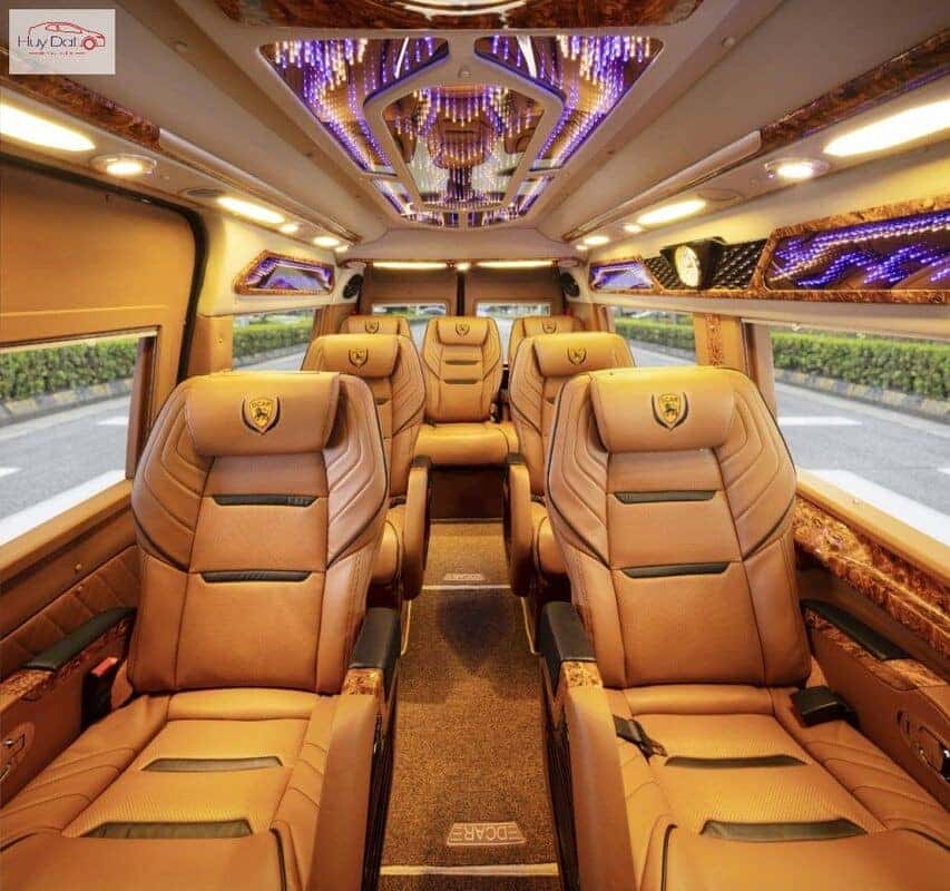 Khoang hành khách rộng rãi trên xe 9 chỗ phổ thông