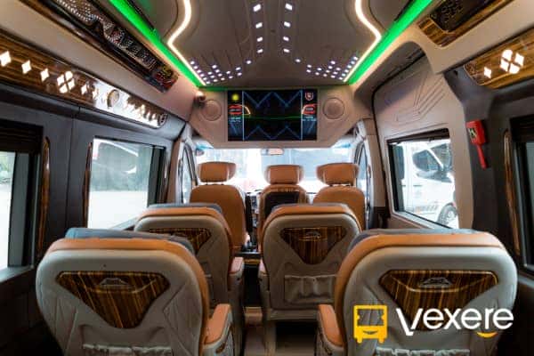Khoang hành khách sang trọng của xe Limousine Hoàng Long đi từ Hải Phòng về Hà Nội