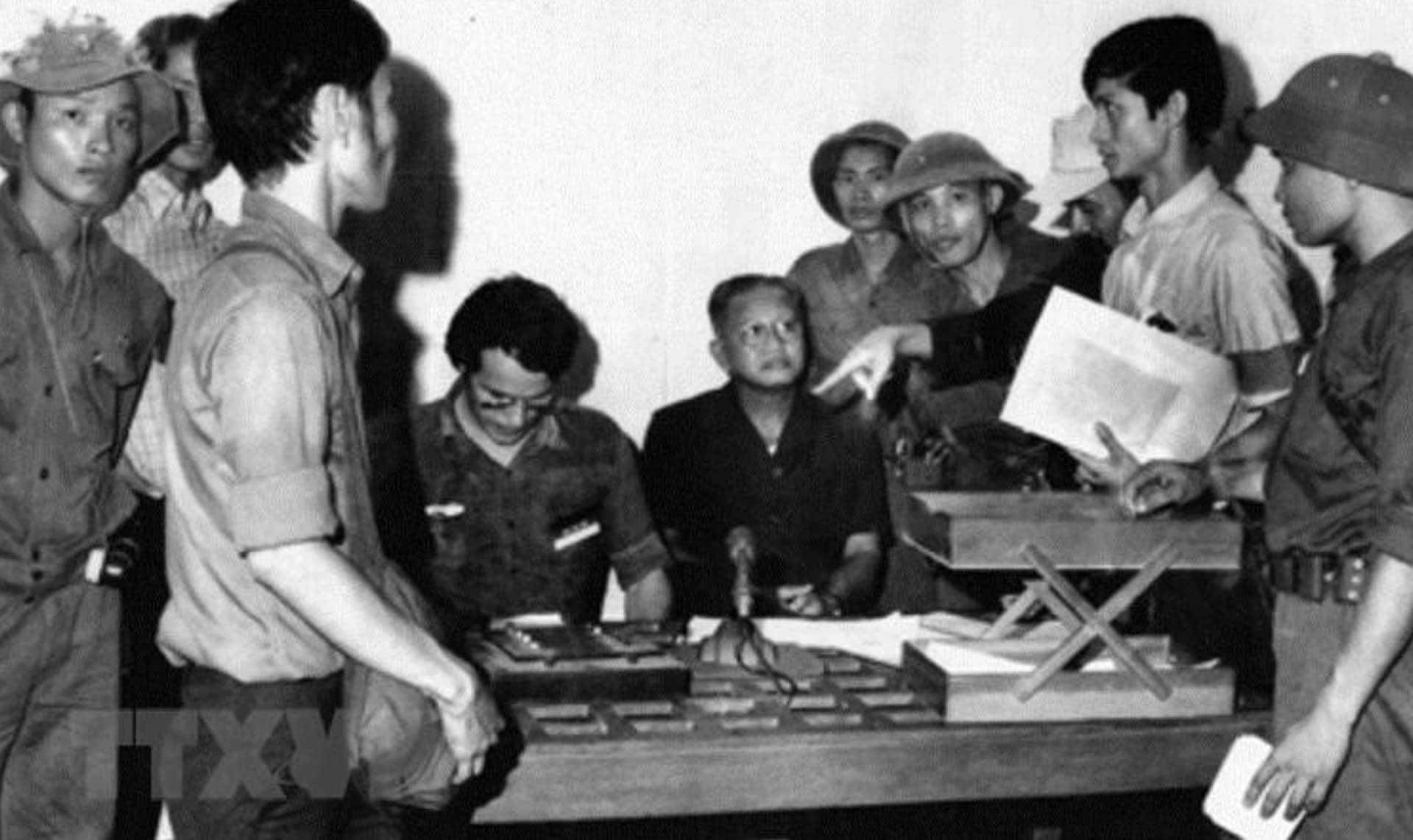 Khoảnh khắc tuyên bố đầu hàng của Tổng thống Dương Văn Minh tại Đài Phát thanh Sài Gòn
