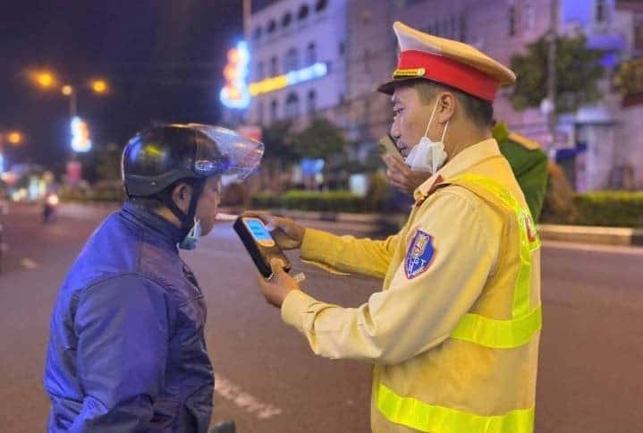 Kiểm tra nồng độ cồn xe máy trên đường theo quy định mới