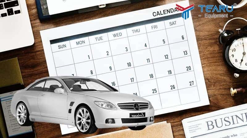 Một người đàn ông xem xét kỹ lưỡng chiếc xe máy mới