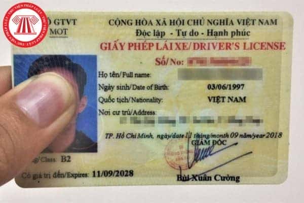 Một người đang thi sát hạch lái xe máy trên sân thi, minh họa quy định về tuổi thi bằng lái xe máy tại Việt Nam.