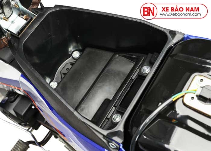 Nắp bình xăng và khu vực chứa nhiên liệu xe Sirius 50cc