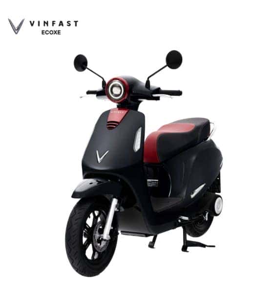 Người điều khiển xe máy điện VinFast Feliz Neo an toàn trên đường phố