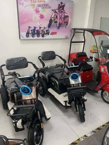 Người dùng tham khảo báo giá xe máy điện 3 bánh tại Hà Nội