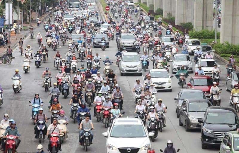 Người lái xe chuyển hướng an toàn trên đường phố đông đúc