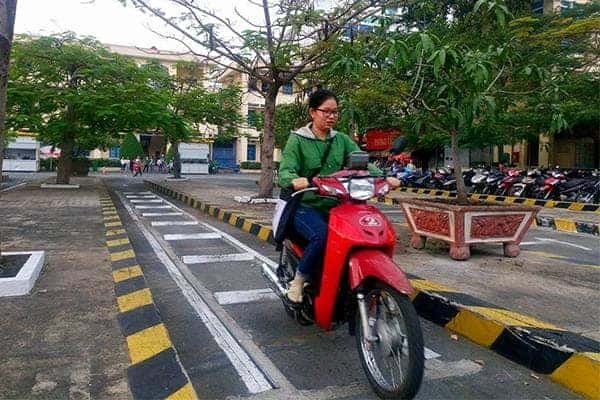 Người lái xe hoàn thành các chặng cuối của bài thi thực hành lái xe