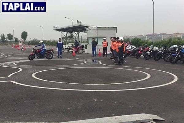 Người lái xe máy đang thực hành đi vòng số 8 trên sa hình thi bằng lái