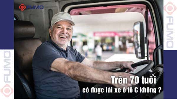 Người lái xe ô tô lớn tuổi đang xem xét các quy định về giấy phép hạng C