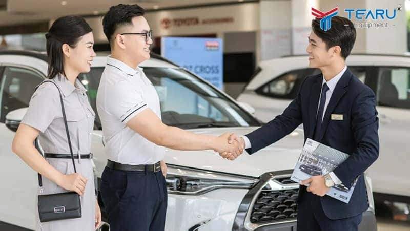 Người phụ nữ chọn màu xe máy phù hợp với tuổi mệnh